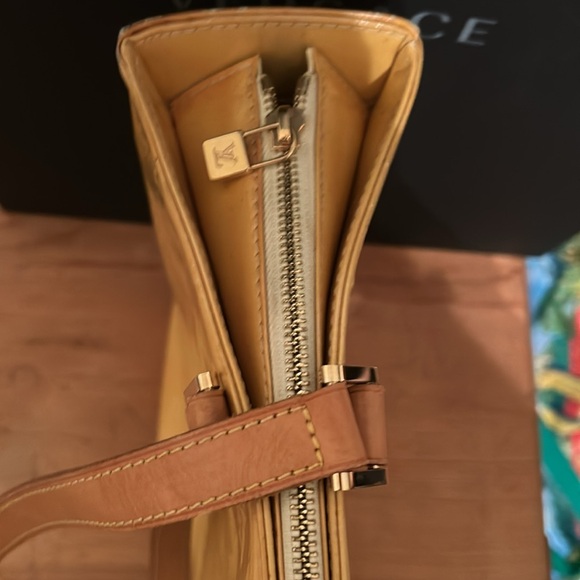 Louis Vuitton Houston Tote Lime Yellow Leather Monogram Vernis - Picture 6 of 11